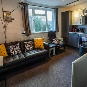 Apartment Newly Renovated Ideally Situated 2 Bedroom Flat